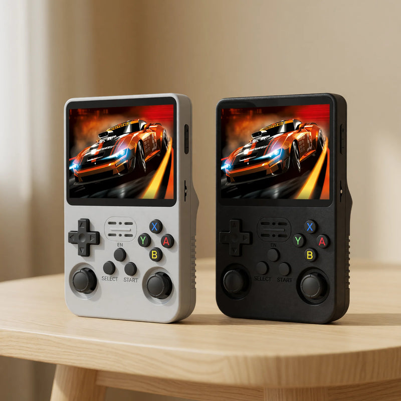Deux consoles Pocketro One, une grise et une noire, côte à côte sur une table en bois clair