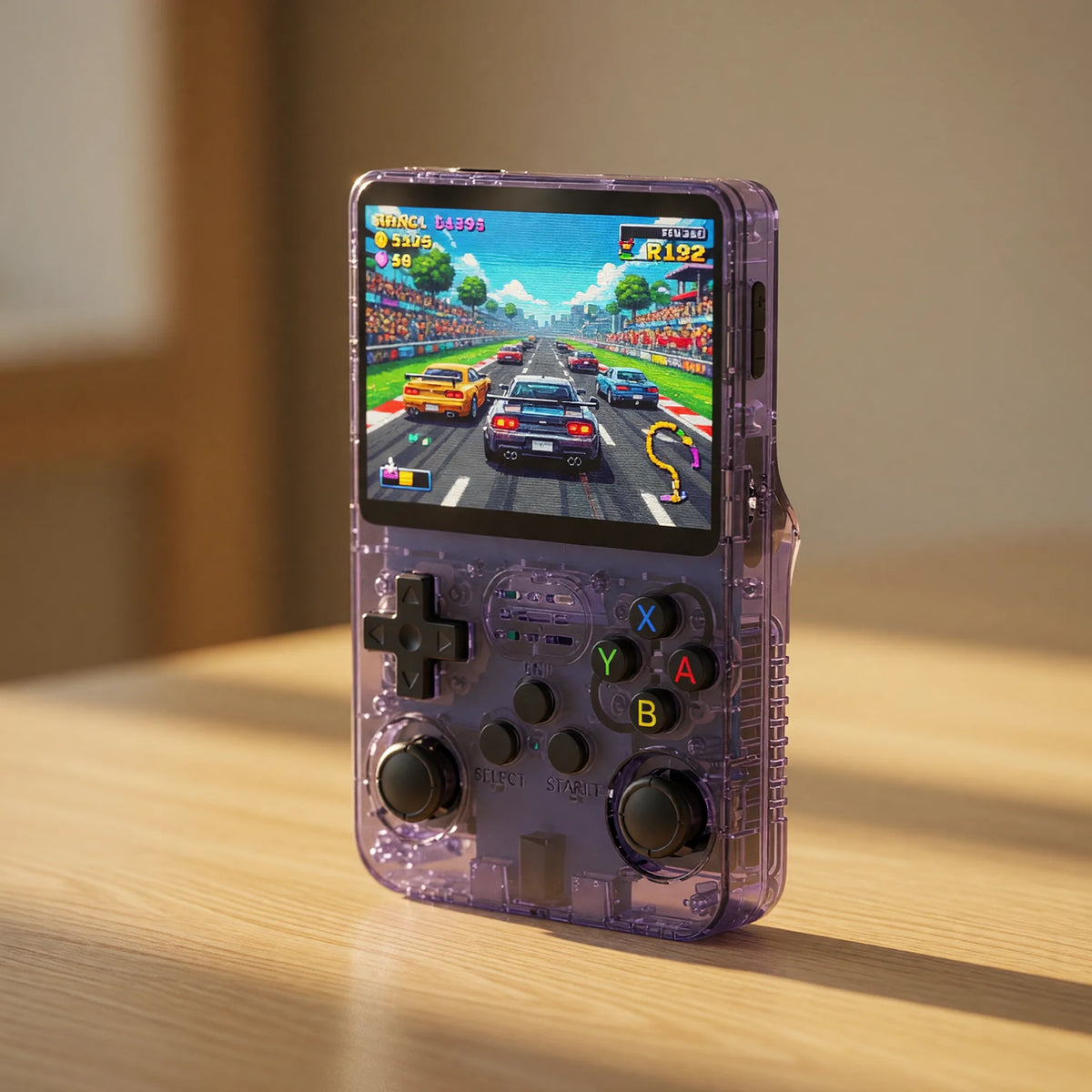 Console rétro portable Pocketro One transparente violette posée sur une table en bois clair, écran affichant un jeu de course en pixel art
